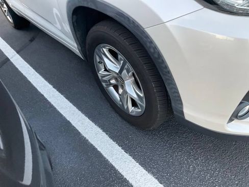 Used 2019 Toyota Highlander Limited FWD image 3