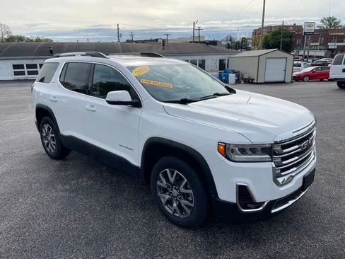 Used 2023 GMC Acadia SLT w/ Preferred Package FWD image 3
