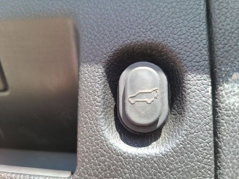 Used 2020 Cadillac Escalade Premium Luxury image 38