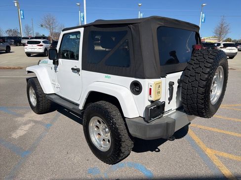 Used 2017 Jeep Wrangler Sahara w/ Connectivity Group image 9