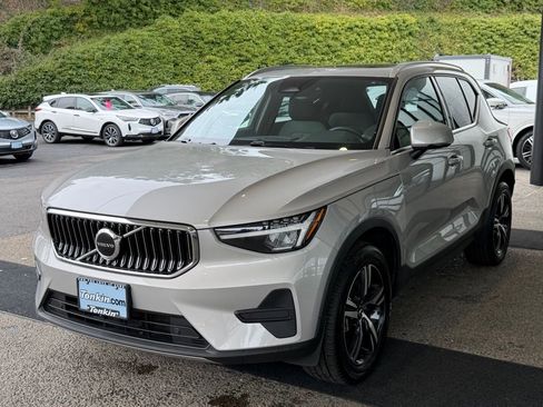 Used 2024 Volvo XC40 B5 Core AWD/4WD image 5