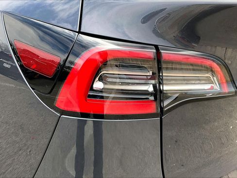 Used 2021 Tesla Model Y Long Range image 26