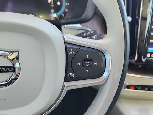 Used 2022 Volvo XC60 B5 Momentum image 17