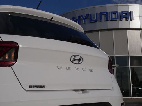 Used 2025 Hyundai Venue SEL FWD image 16