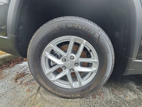 Used 2019 Jeep Grand Cherokee Laredo w/ 18" Wheel & 8.4" Radio Group RWD image 34
