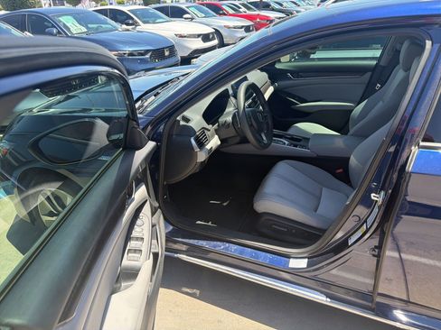 Used 2018 Honda Accord EX image 4