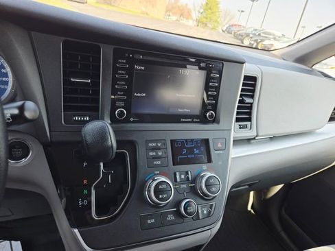 Used 2019 Toyota Sienna LE w/ LE Preferred Package image 25