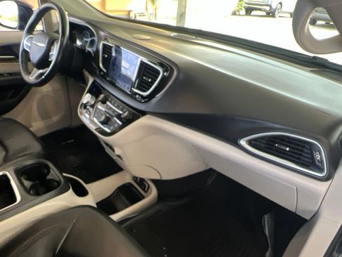 Used 2017 Chrysler Pacifica Touring-L Plus w/ Advanced Safetytec Group FWD image 20