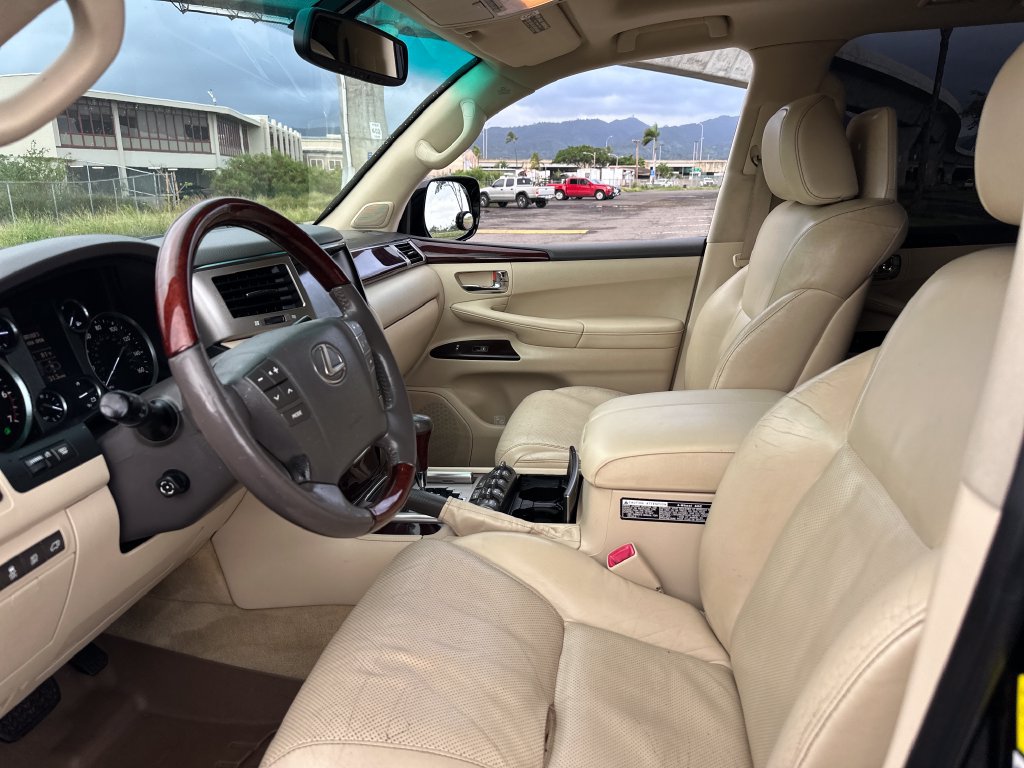 Used 2013 Lexus LX 570 4WD w/ Luxury Pkg w/Pre-crash image 13