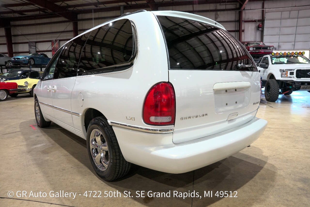 Used 1997 Chrysler Town & Country LXi FWD image 6