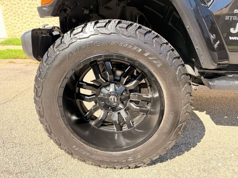 Used 2019 Jeep Wrangler Unlimited Sahara AWD/4WD image 37