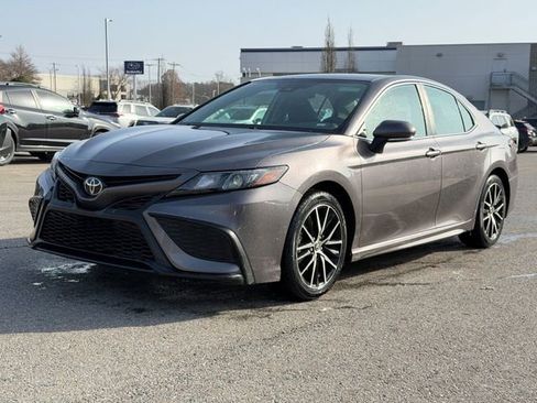 Used 2022 Toyota Camry SE w/ Carpet Mat Package (TMS) image 7