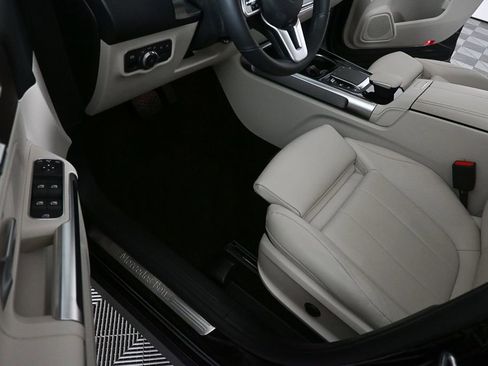 Certified 2023 Mercedes-Benz GLB 250 w/ Premium Package image 7