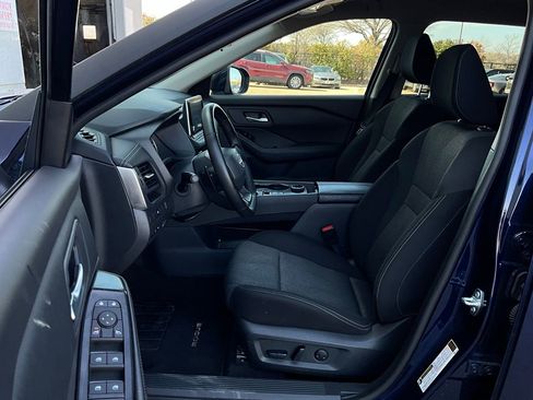 Used 2025 Nissan Rogue SV image 10