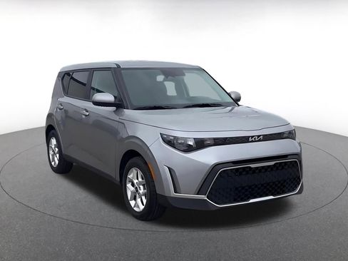 Used 2025 Kia Soul LX w/ LX Technology Package FWD image 2