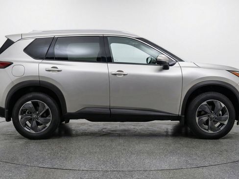Used 2025 Nissan Rogue SV AWD/4WD image 11