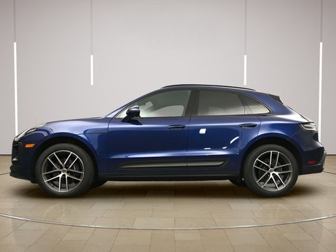 Certified 2025 Porsche Macan AWD/4WD image 33