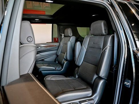 Used 2023 Cadillac Escalade ESV Premium Luxury image 19