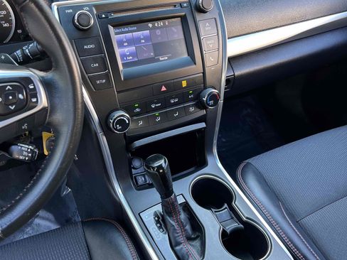 Used 2017 Toyota Camry SE w/ Moonroof Package image 41