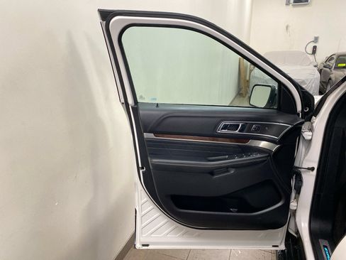 Used 2017 Ford Explorer Platinum image 16