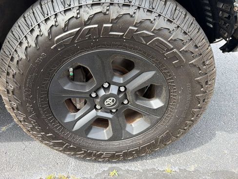Used 2020 Toyota 4Runner SR5 AWD/4WD image 19