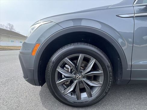 Used 2022 Volkswagen Tiguan SE w/ Panoramic Sunroof Package image 10