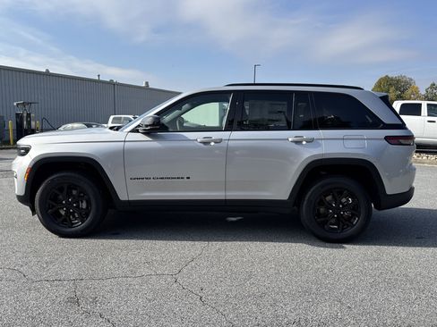 New 2025 Jeep Grand Cherokee Altitude image 4