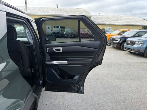 Used 2023 Ford Explorer XLT AWD/4WD image 34