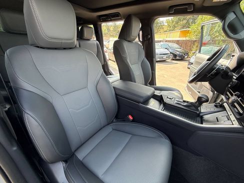 Used 2026 Lexus GX 550 w/ Accessory Package (2T) AWD/4WD image 17