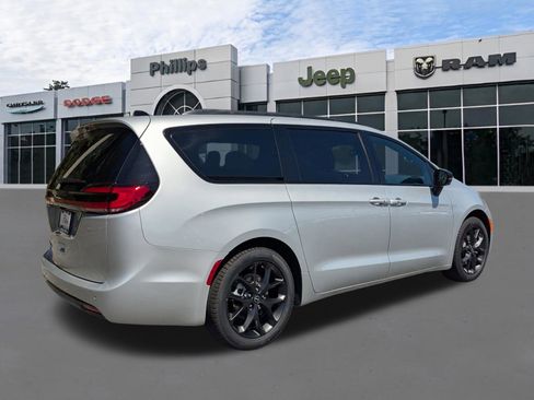 New 2026 Chrysler Pacifica Select image 3