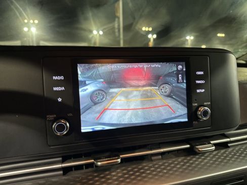 Used 2022 Kia Carnival LX image 10