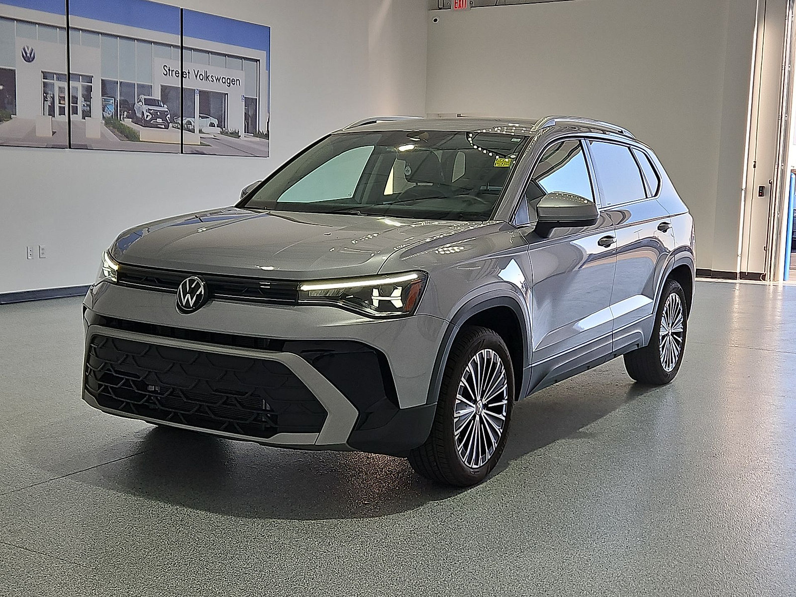 Certified 2025 Volkswagen Taos SE FWD image 4