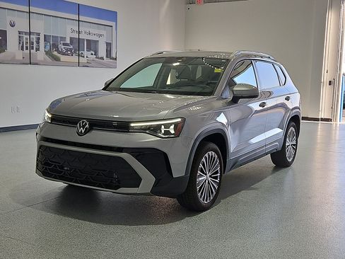 Certified 2025 Volkswagen Taos SE FWD image 4