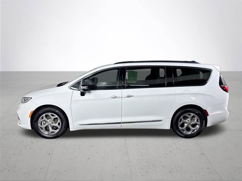 Used 2023 Chrysler Pacifica Limited w/ Uconnect Theater Family Group image 9