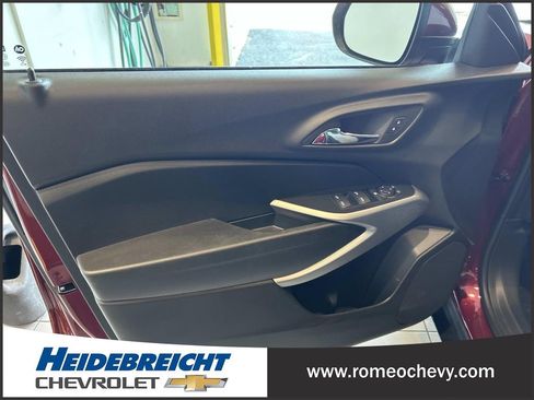 Used 2025 Chevrolet Trax LS w/ LS Convenience Package FWD image 10