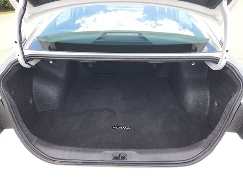 Used 2025 Nissan Altima 2.5 SV FWD image 14