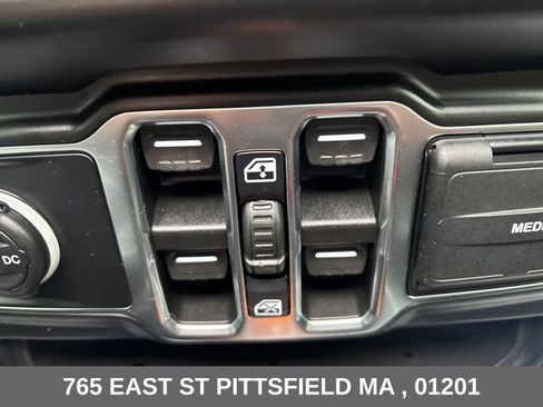 Used 2022 Jeep Wrangler Unlimited Sahara AWD/4WD image 9