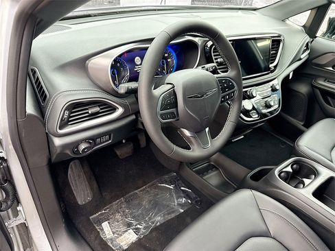 New 2026 Chrysler Pacifica Select image 9