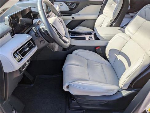 Used 2025 Lincoln Aviator Reserve w/ Luxury Package image 17