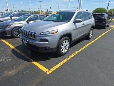 Used 2018 Jeep Cherokee Latitude w/ Cold Weather Group AWD/4WD image 3