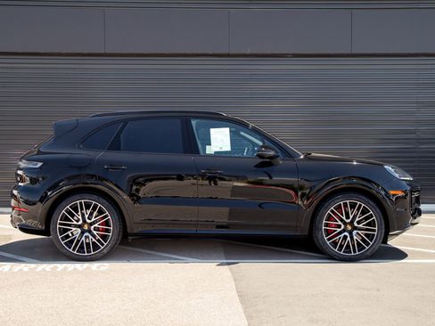 Certified 2024 Porsche Cayenne Turbo AWD/4WD image 8