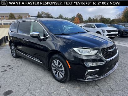 Used 2021 Chrysler Pacifica Limited w/ Uconnect Theater Family Group