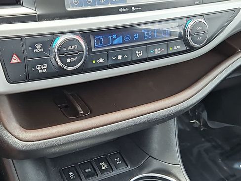 Used 2015 Toyota Highlander XLE AWD/4WD image 13