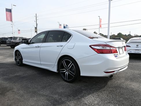 Used 2017 Honda Accord Sport image 5