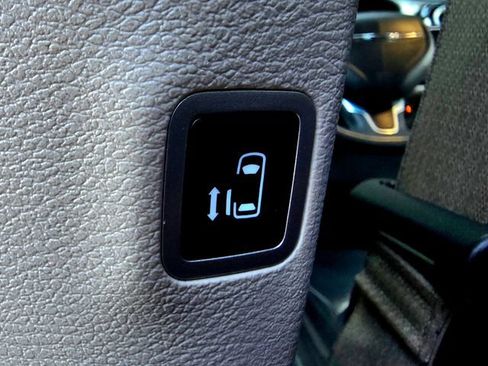 Certified 2022 Chrysler Pacifica Touring-L FWD image 25