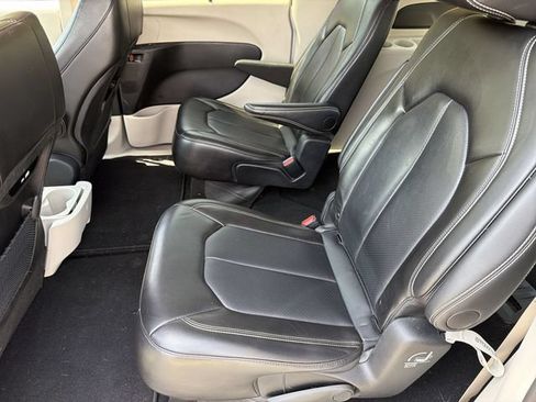 Used 2024 Chrysler Pacifica Touring-L FWD image 10