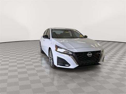 Certified 2024 Nissan Altima 2.0 SR image 3