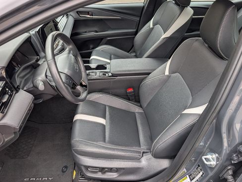 Used 2025 Toyota Camry SE w/ Convenience Package FWD image 2