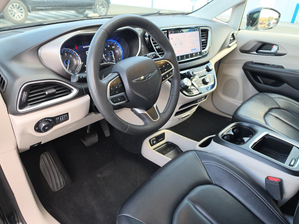 Used 2024 Chrysler Pacifica Touring-L FWD image 10