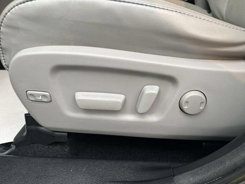 Used 2017 Toyota Highlander Limited AWD/4WD image 16